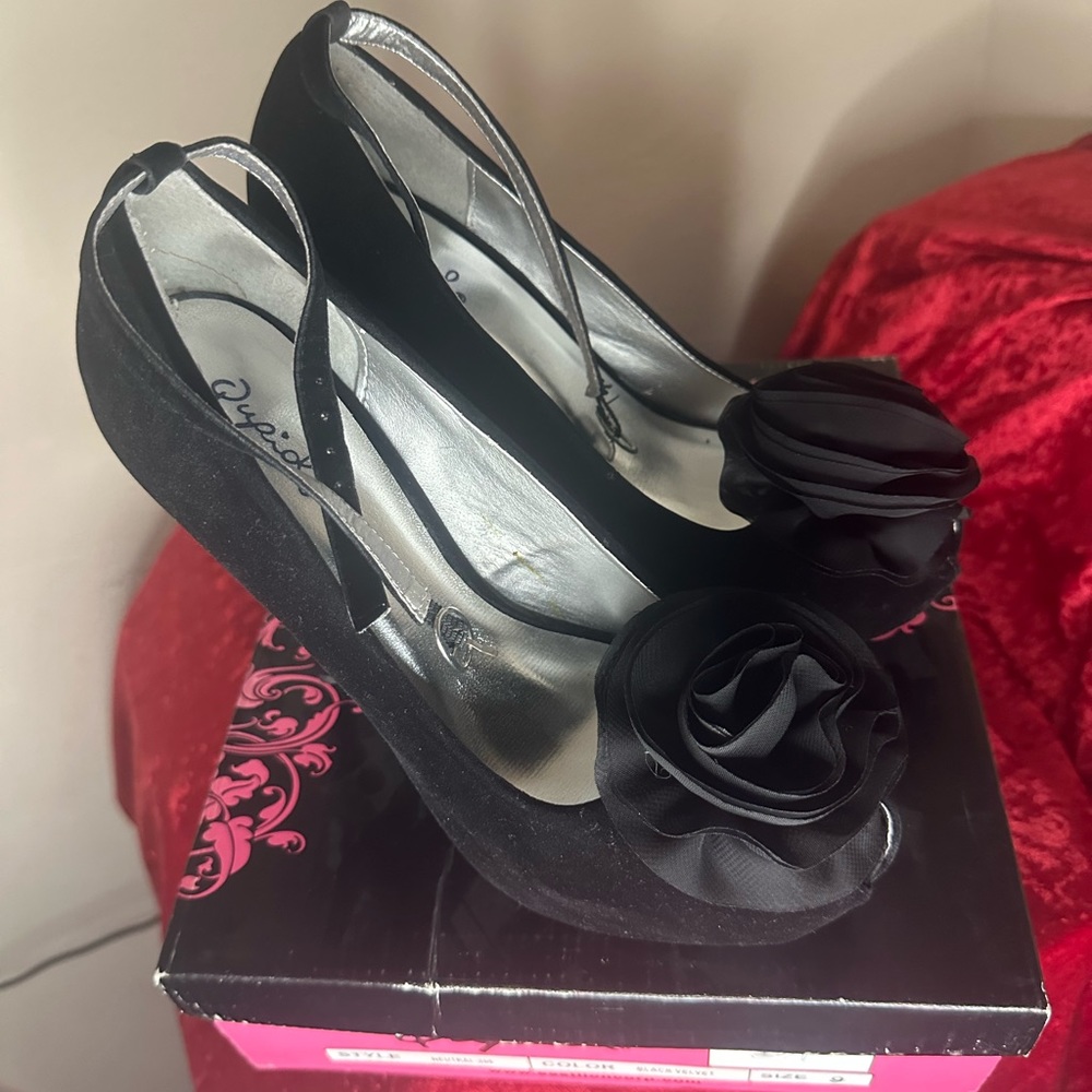 QUPID Black Velvet size 9 Super Sexy 5 inch heels with a beautiful flower - Picture 5 of 13